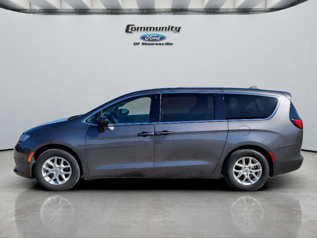 Used 2023 Chrysler Voyager LX image 5