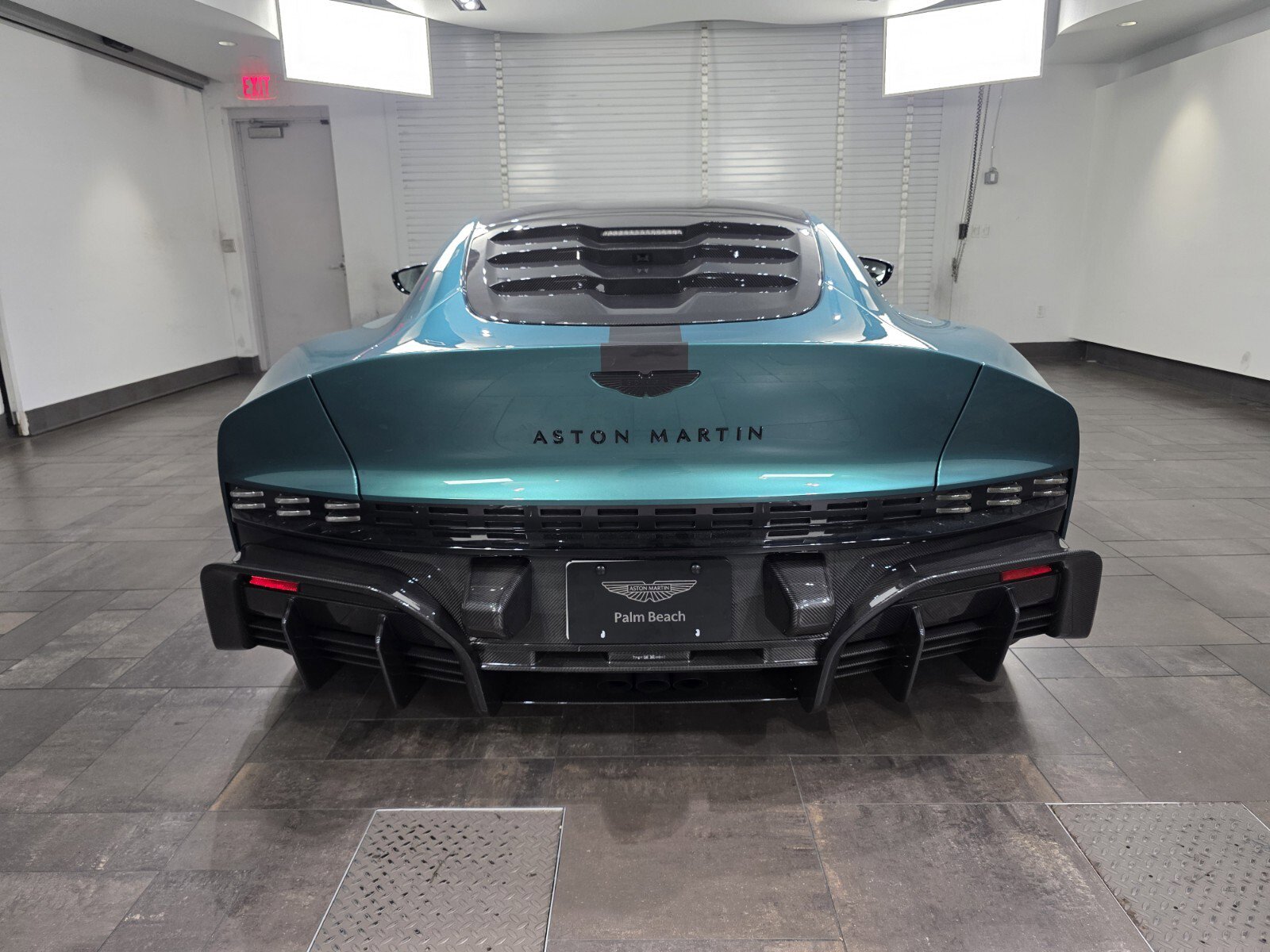 Used 2024 Aston Martin Valour RWD image 19
