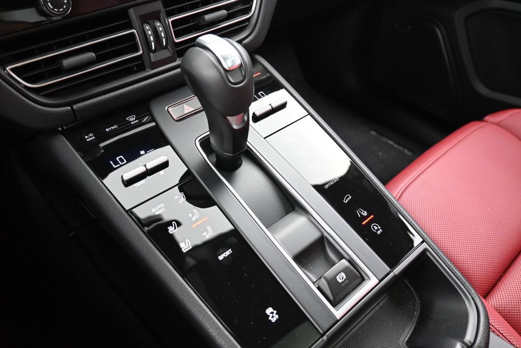 Certified 2026 Porsche Macan AWD/4WD image 21