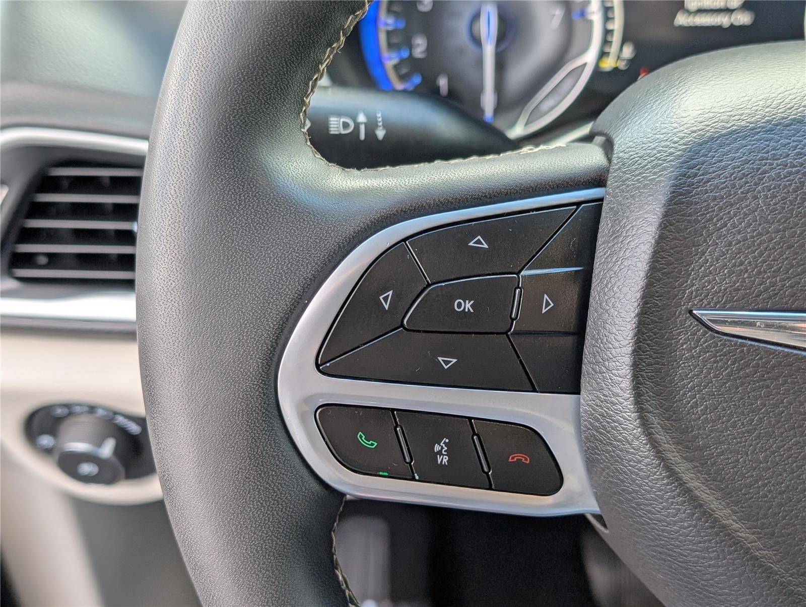 Used 2024 Chrysler Pacifica Touring-L image 22