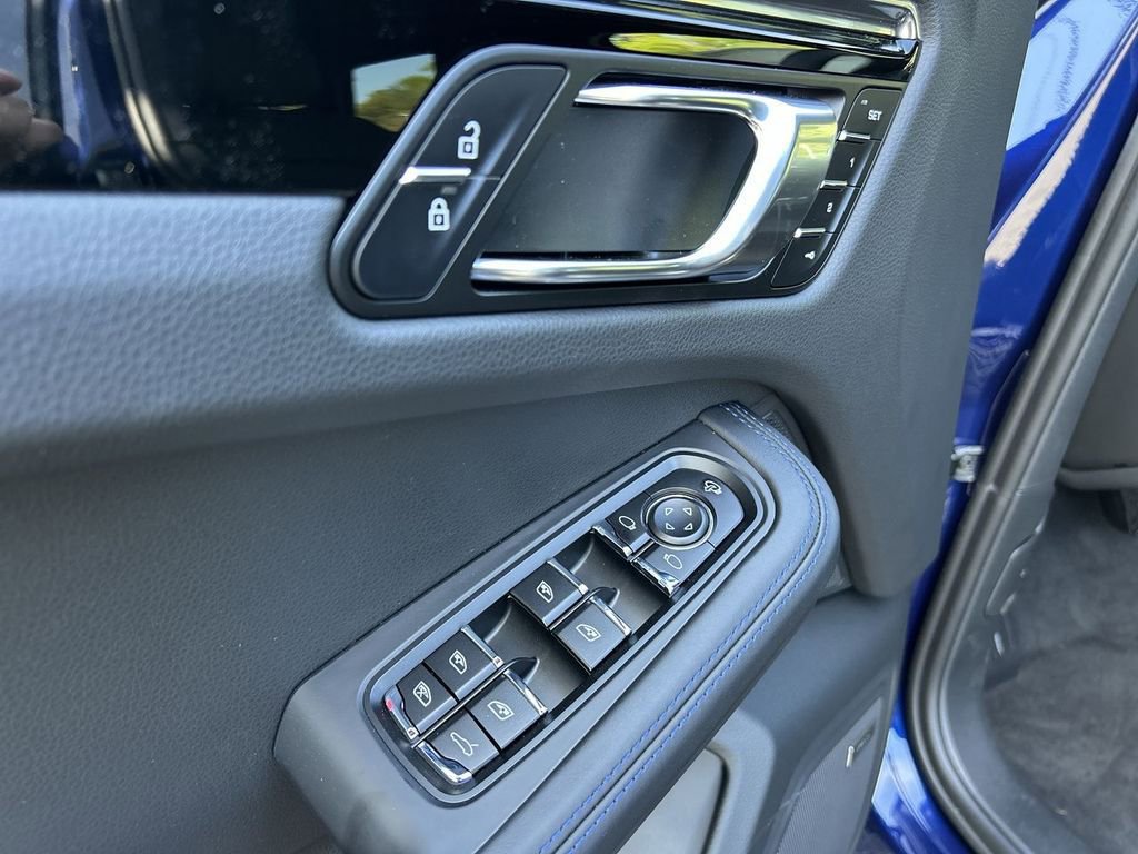 Certified 2025 Porsche Macan Turbo image 9