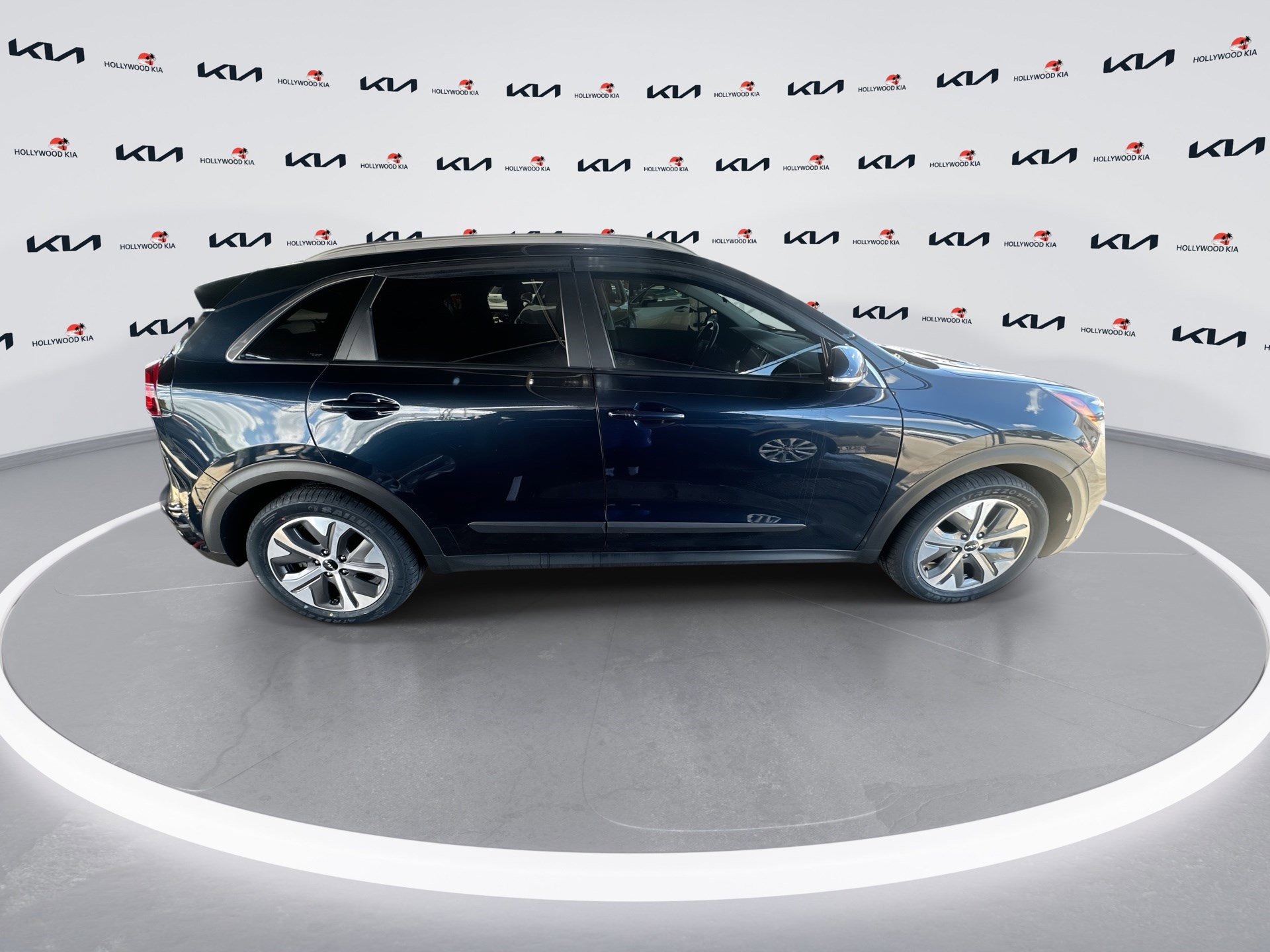 Used 2022 Kia Niro EX Premium w/ Cold Weather Package image 9