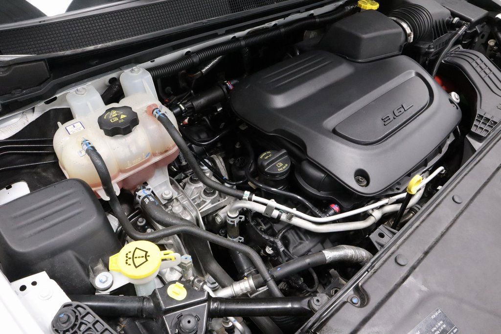 Used 2024 Chrysler Pacifica Touring-L image 14