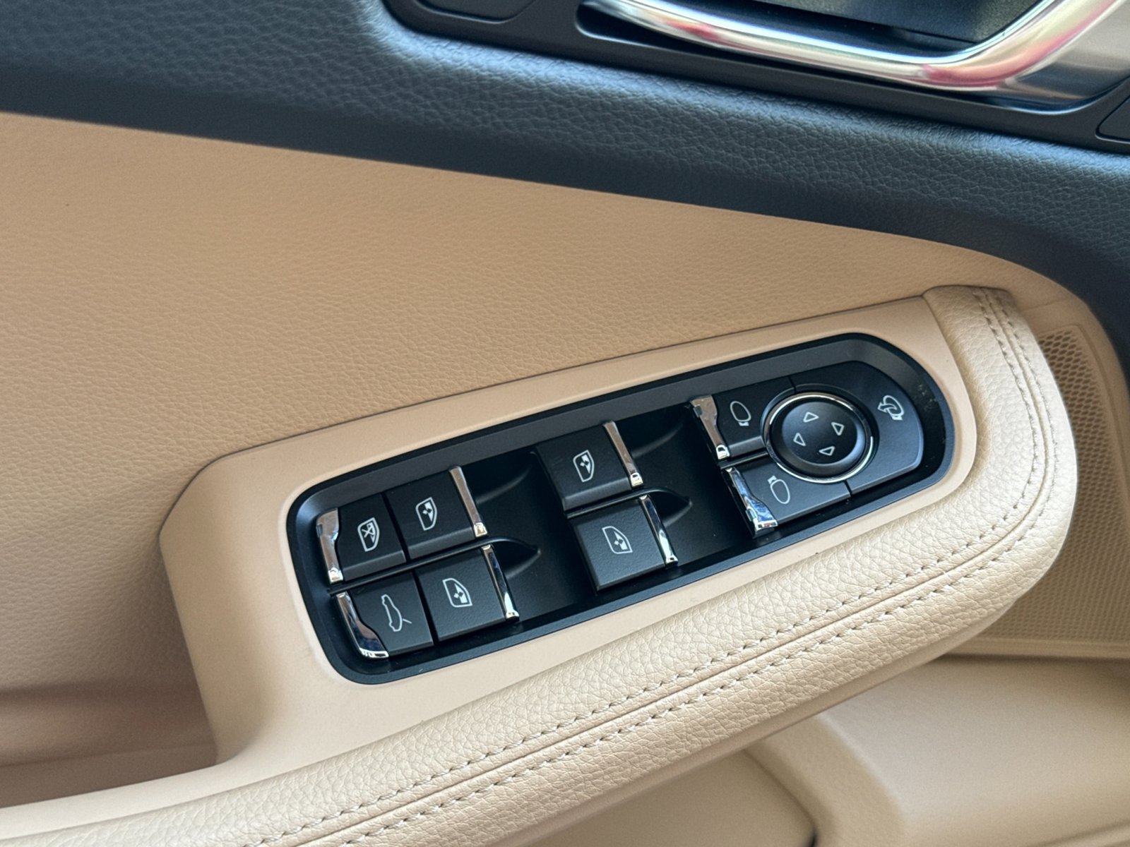 Certified 2026 Porsche Macan AWD/4WD image 13