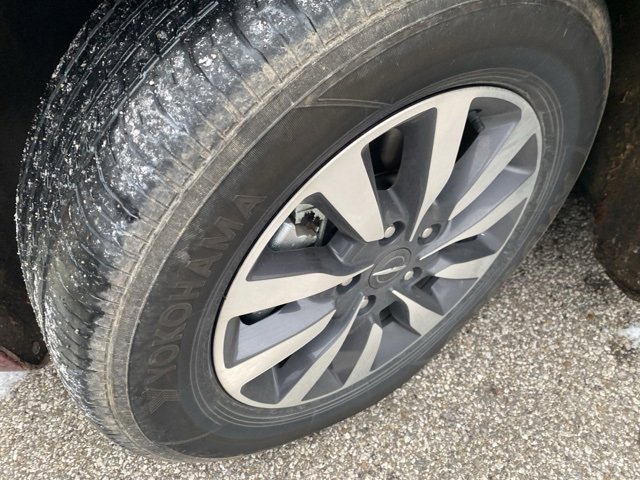 Used 2023 Chrysler Pacifica Touring-L image 3