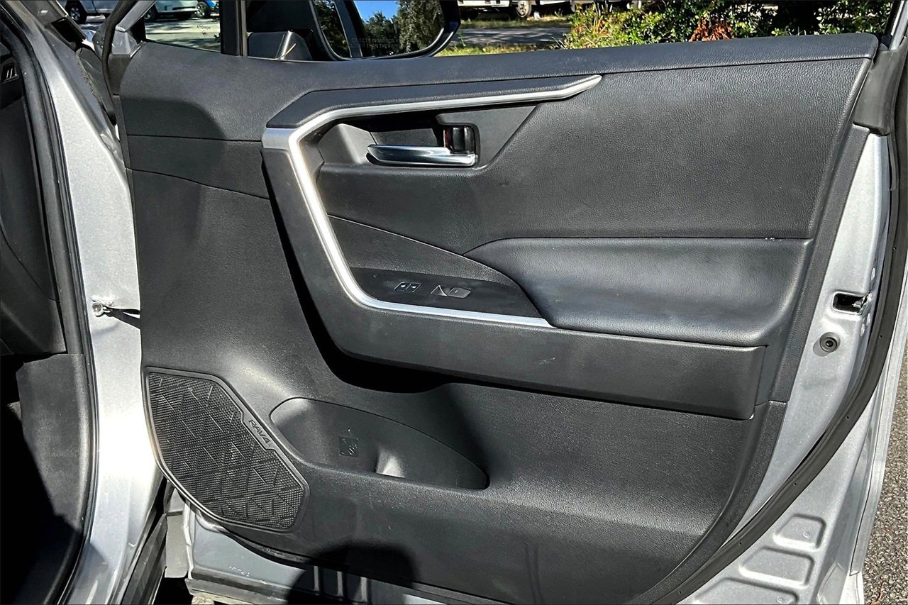 Used 2022 Toyota RAV4 XLE Premium image 24