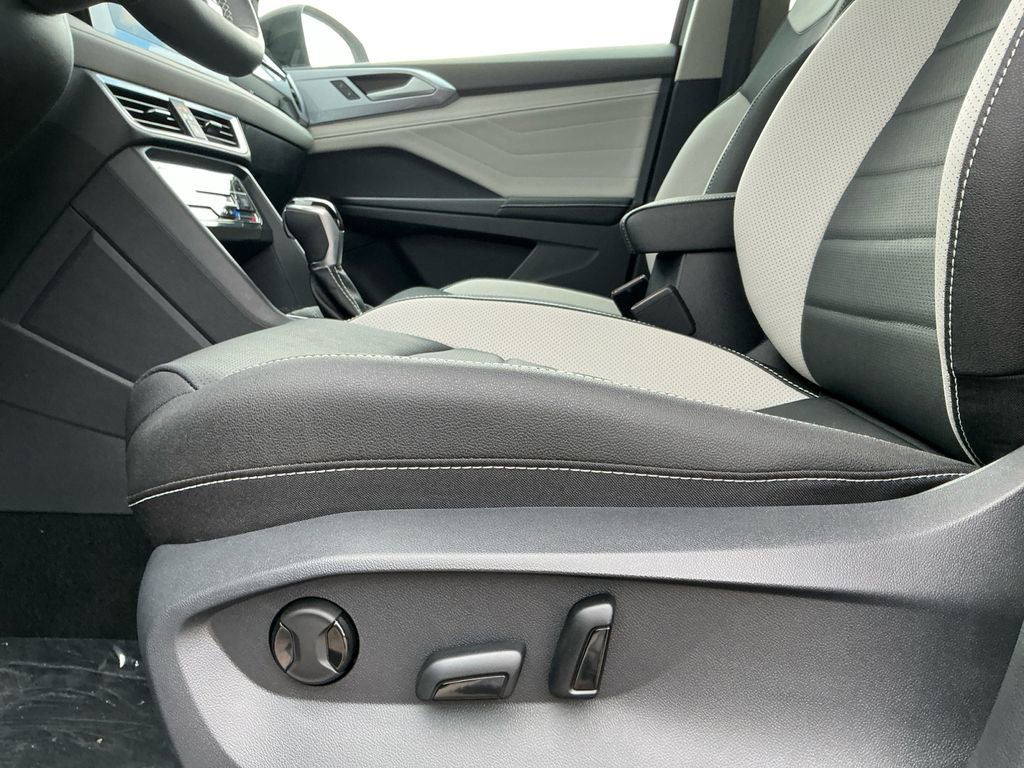 New 2025 Volkswagen Taos SEL image 22