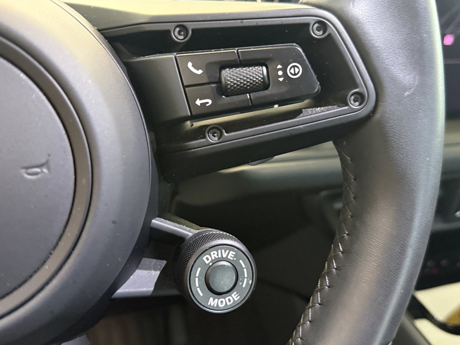 Used 2025 Porsche Cayenne GTS AWD/4WD image 22