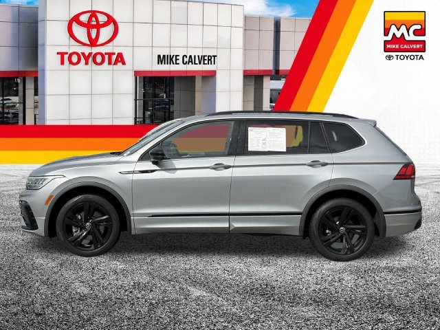 Used 2023 Volkswagen Tiguan SE R-Line FWD image 2