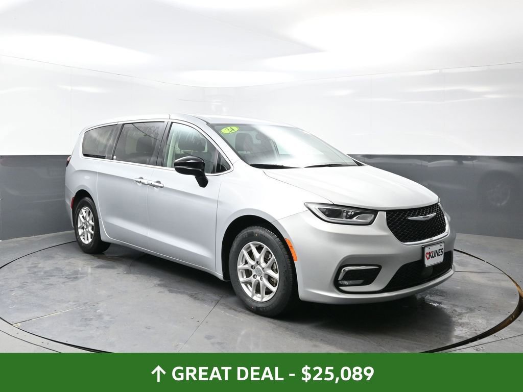 Used 2024 Chrysler Pacifica Touring-L image 5