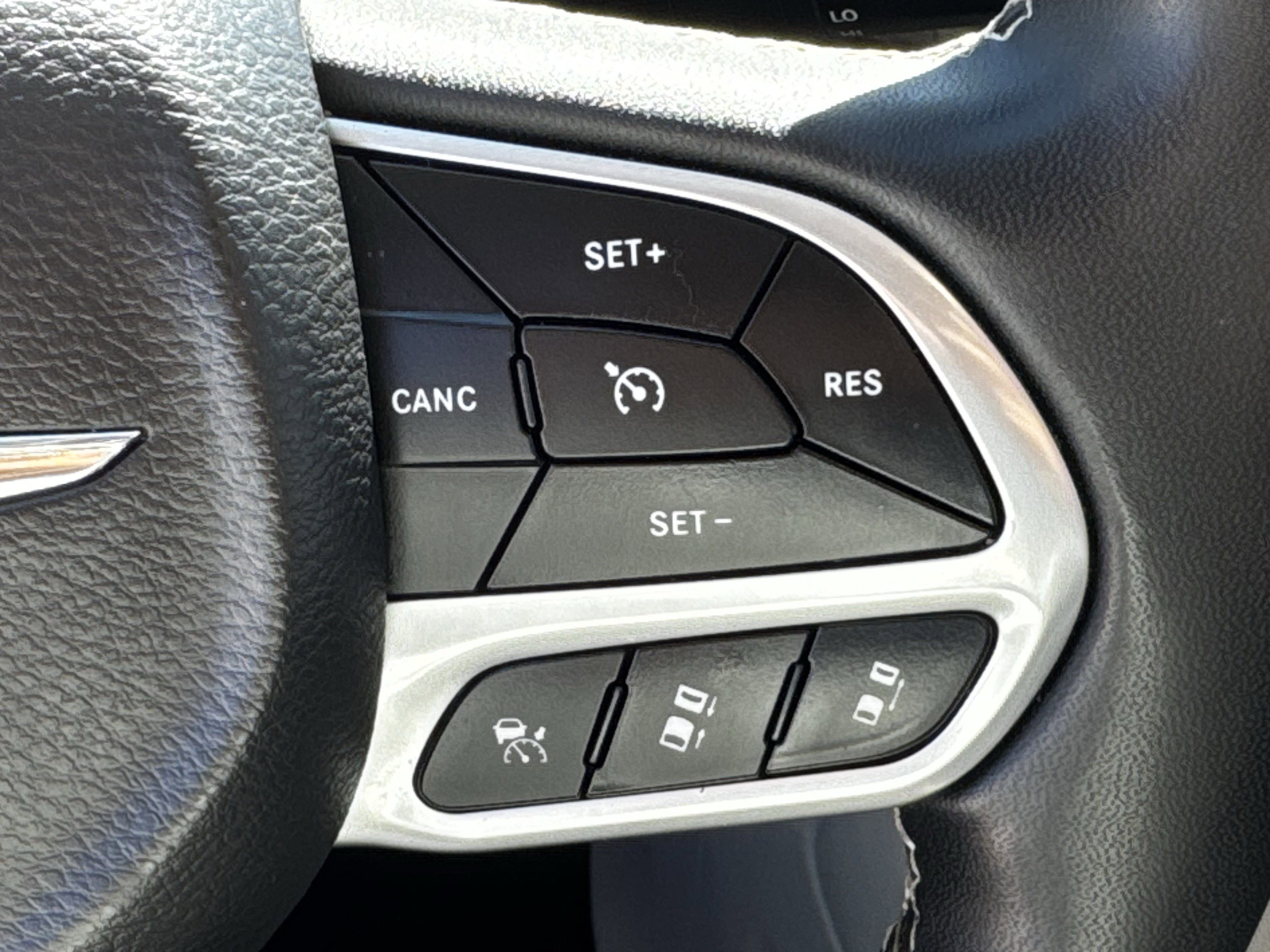 Used 2023 Chrysler Pacifica Limited image 23