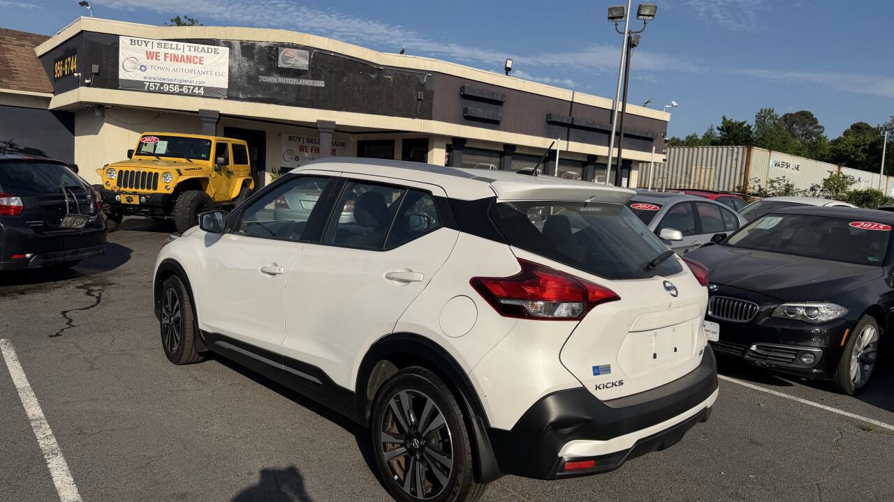 Used 2018 Nissan Kicks SR image 2