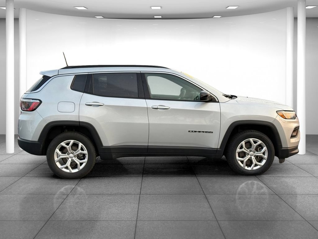 Used 2024 Jeep Compass Latitude AWD/4WD image 8