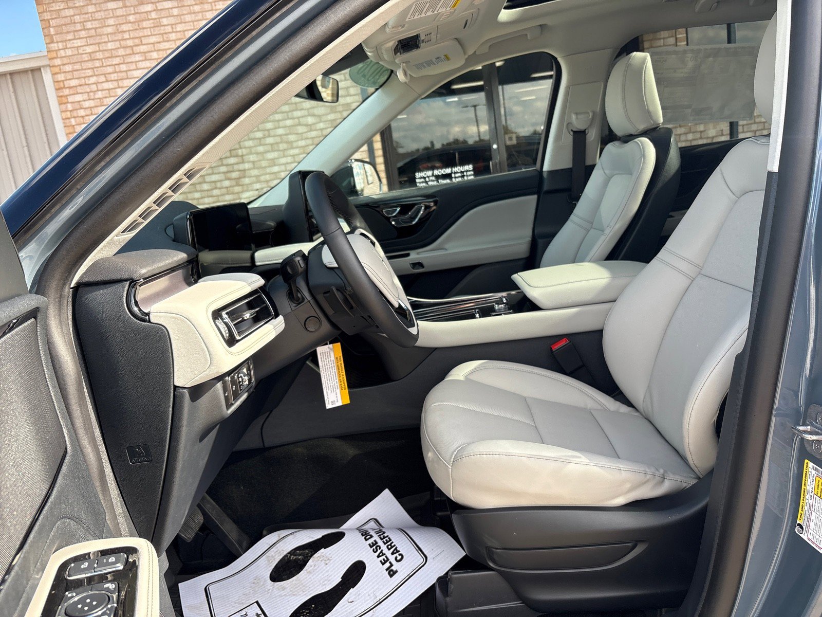 New 2026 Lincoln Aviator AWD image 3