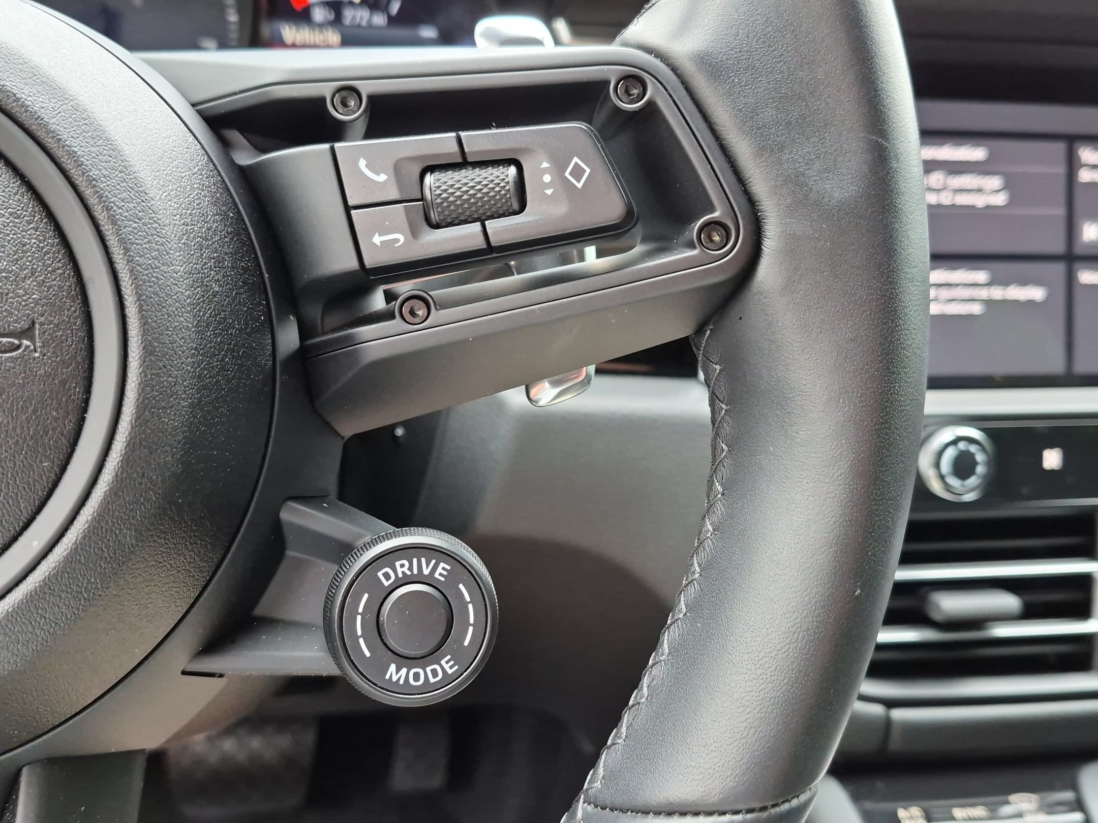 Certified 2025 Porsche Macan Turbo AWD/4WD image 9