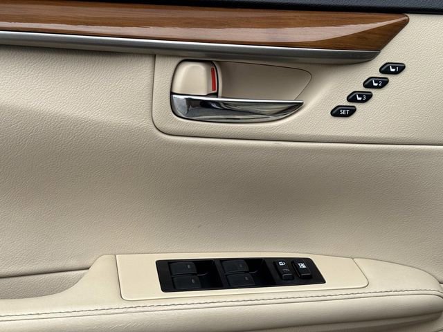 Used 2015 Lexus ES 300h w/ Navigation System Package FWD image 18