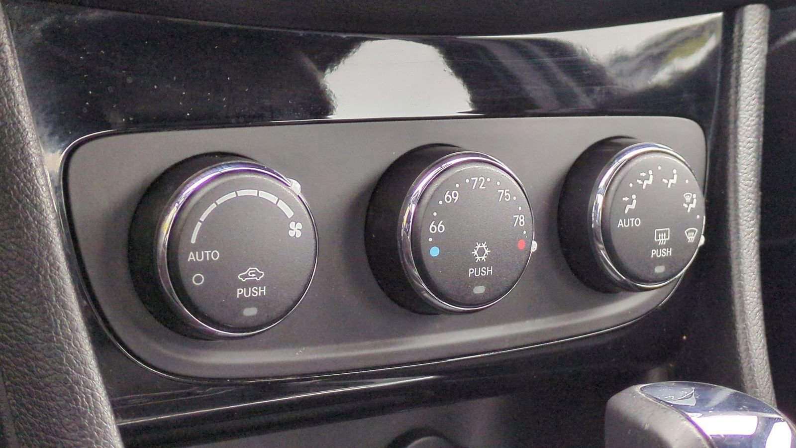 Used 2013 Chrysler 200 Limited image 30