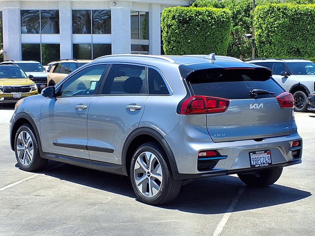 Certified 2022 Kia Niro EX FWD image 3