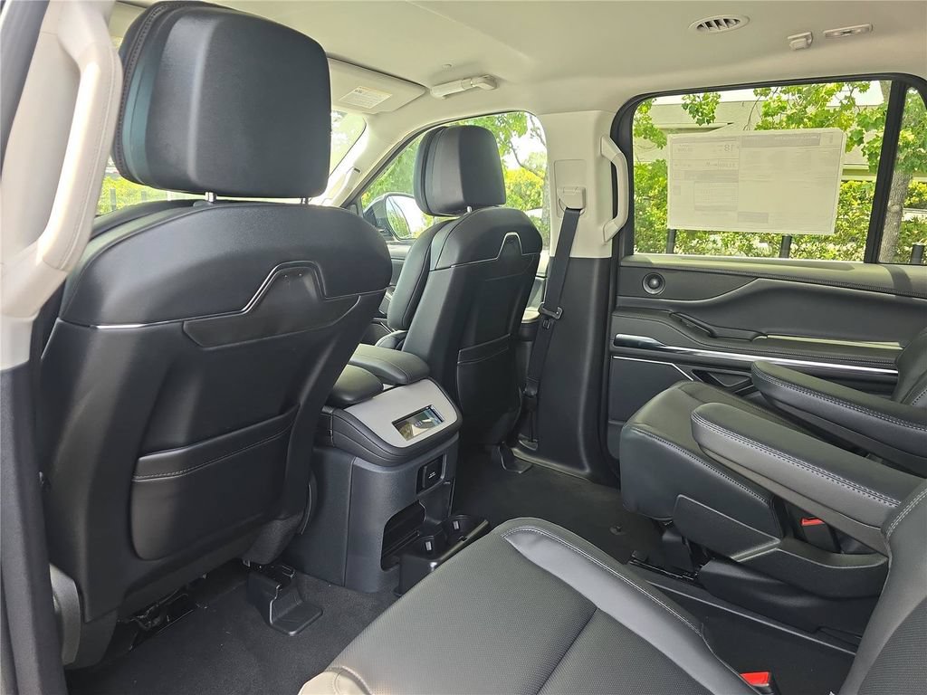 New 2027 Lincoln Navigator Premiere RWD image 13