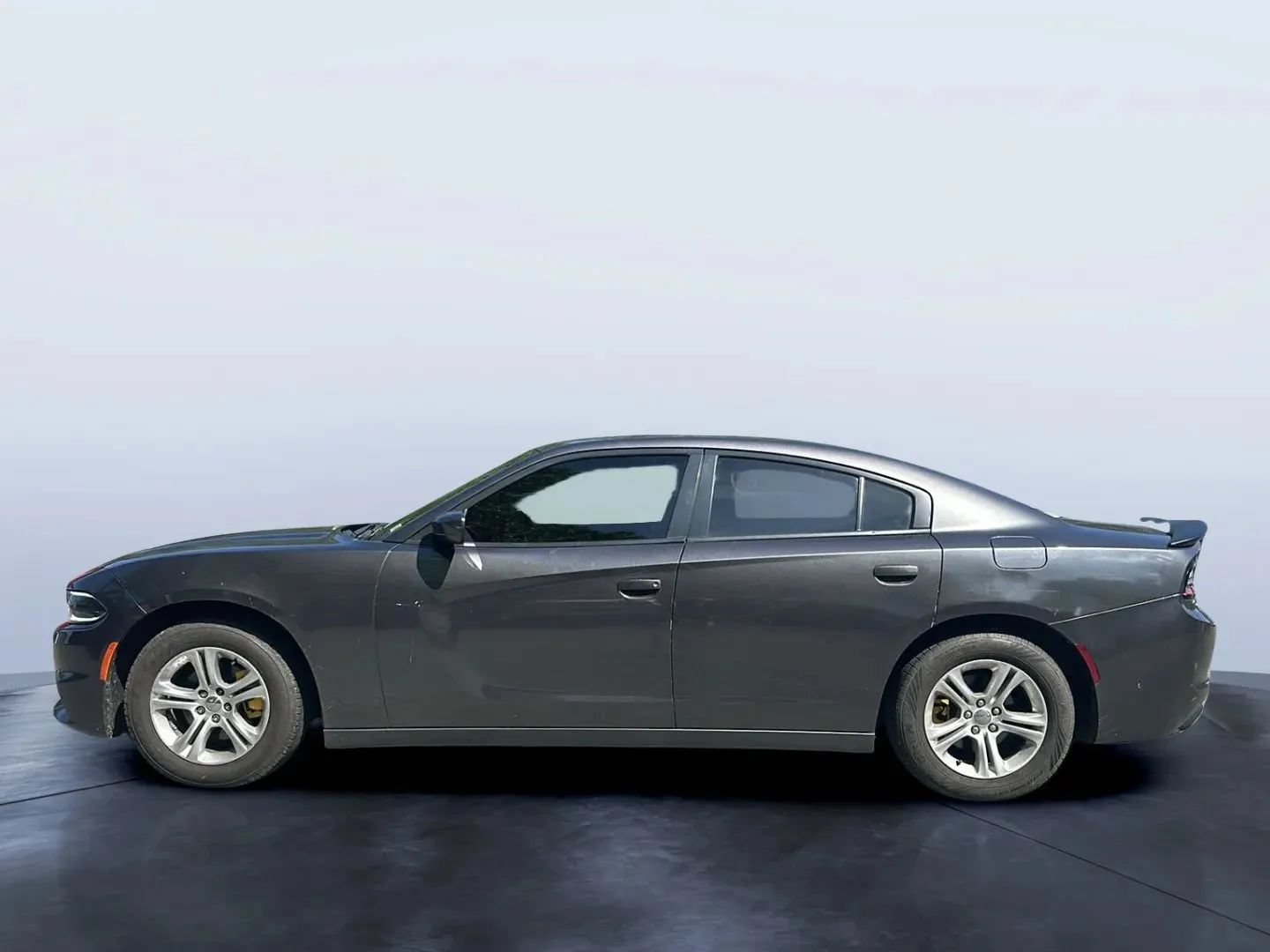 Used 2019 Dodge Charger SXT RWD image 2