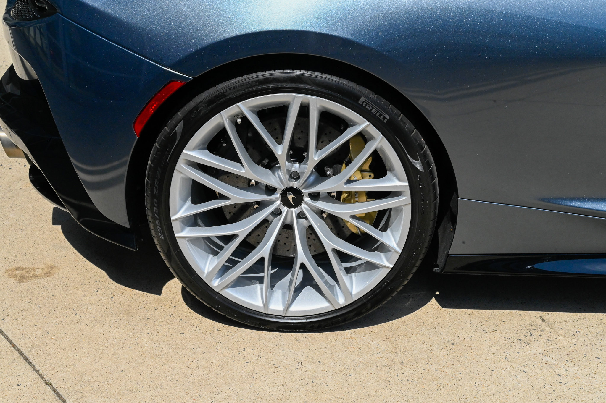 Used 2023 McLaren GT RWD image 11