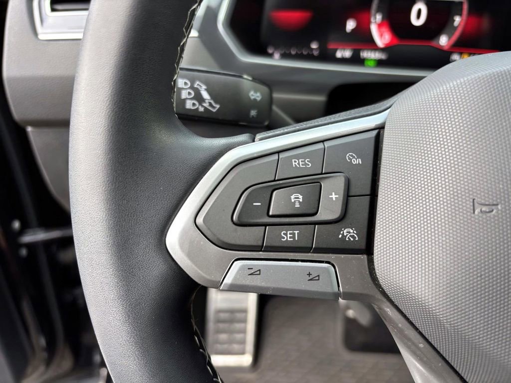 Used 2023 Volkswagen Tiguan SE R-Line image 17