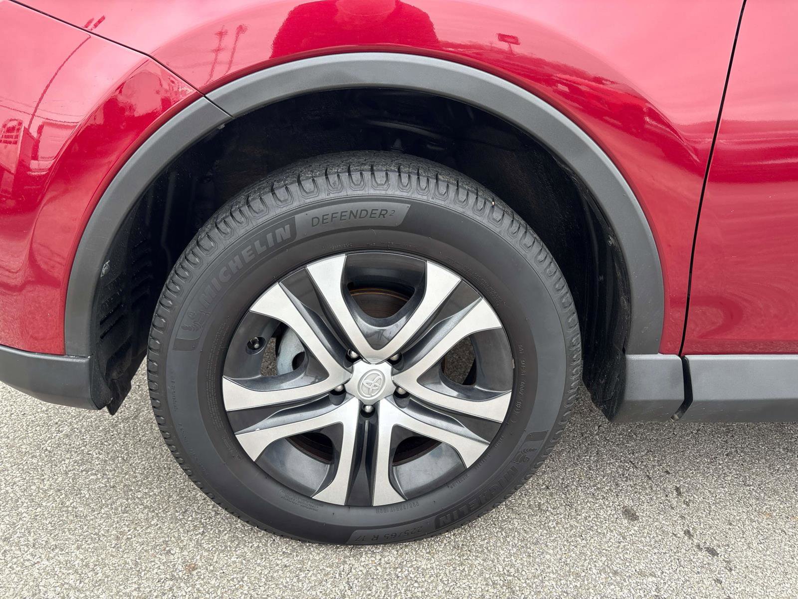 Used 2018 Toyota RAV4 LE image 9