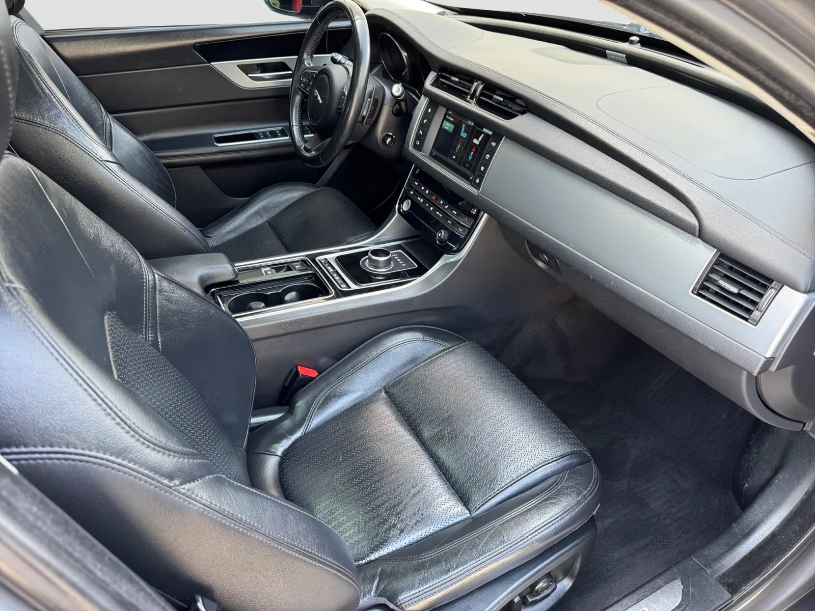 Used 2017 Jaguar XF Prestige AWD/4WD image 24