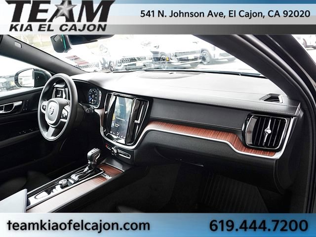 Used 2020 Volvo V60 T5 Cross Country image 10
