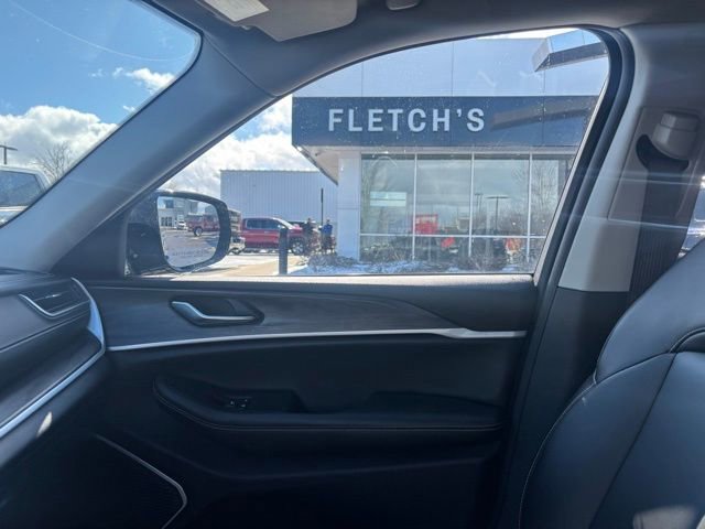 Used 2023 Jeep Grand Cherokee L Limited w/ Black Appearance Package image 13