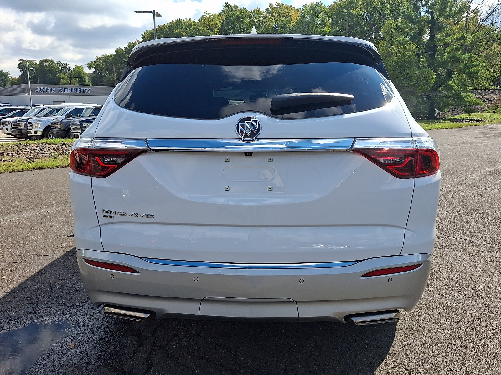 Used 2023 Buick Enclave Essence AWD/4WD image 5