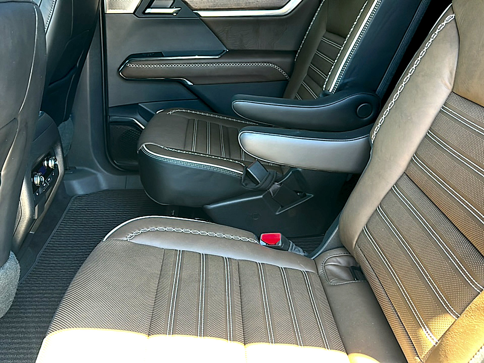 Used 2026 GMC Acadia Denali Ultimate FWD image 19