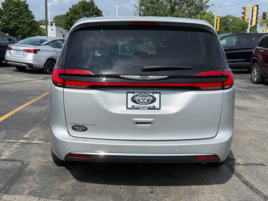 Certified 2024 Chrysler Pacifica Touring-L FWD image 4