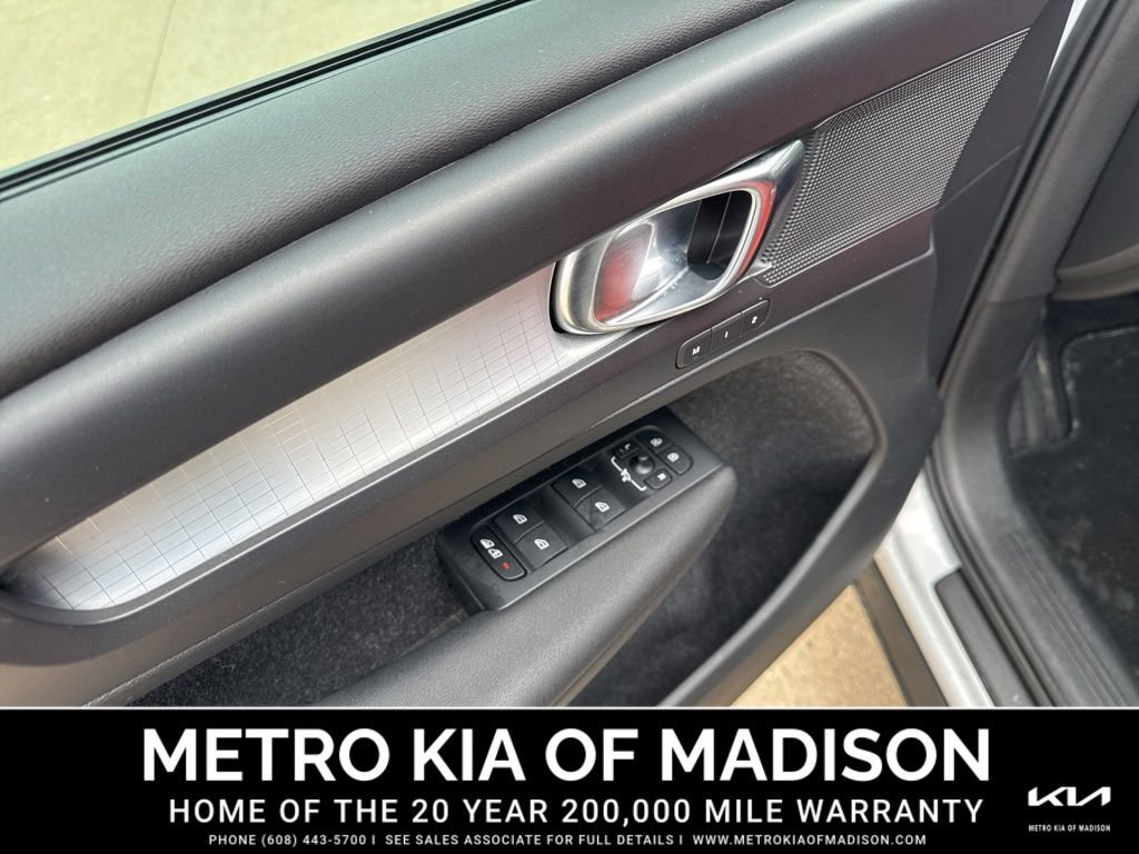 Used 2020 Volvo XC40 T5 Momentum image 11