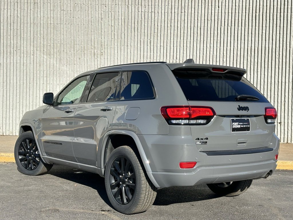 Used 2022 Jeep Grand Cherokee Laredo X image 3