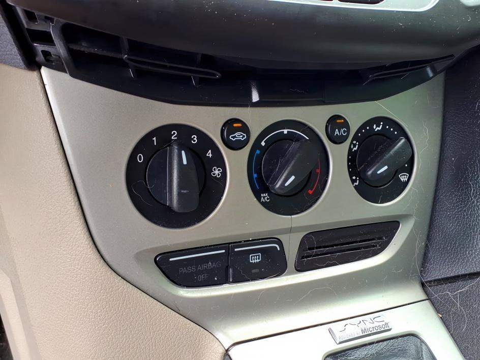 Used 2014 Ford Focus SE FWD image 21