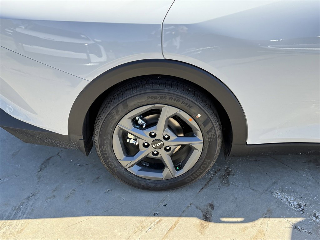 New 2025 Kia K4 LXS image 30