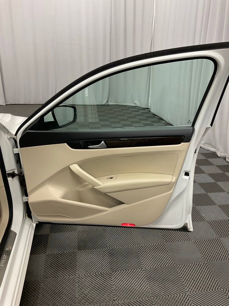 Used 2015 Volkswagen Passat TDI SEL Premium image 31