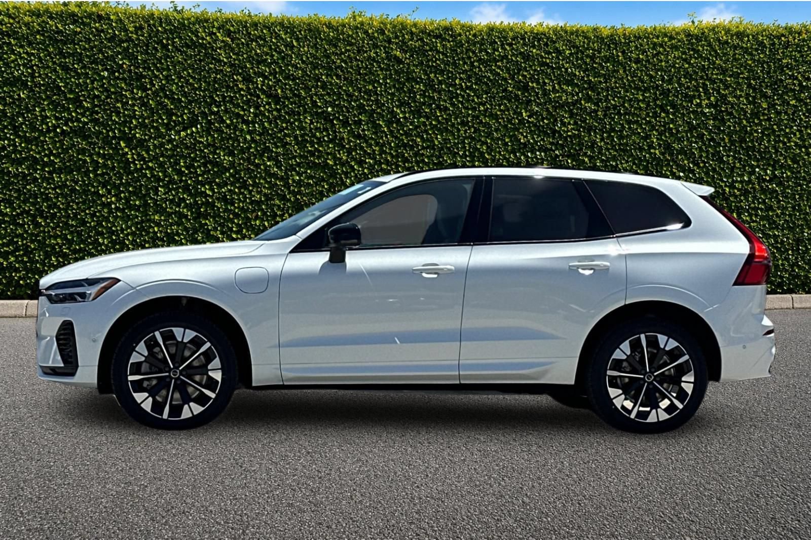 New 2026 Volvo XC60 T8 Plus w/ Climate Package AWD/4WD image 3