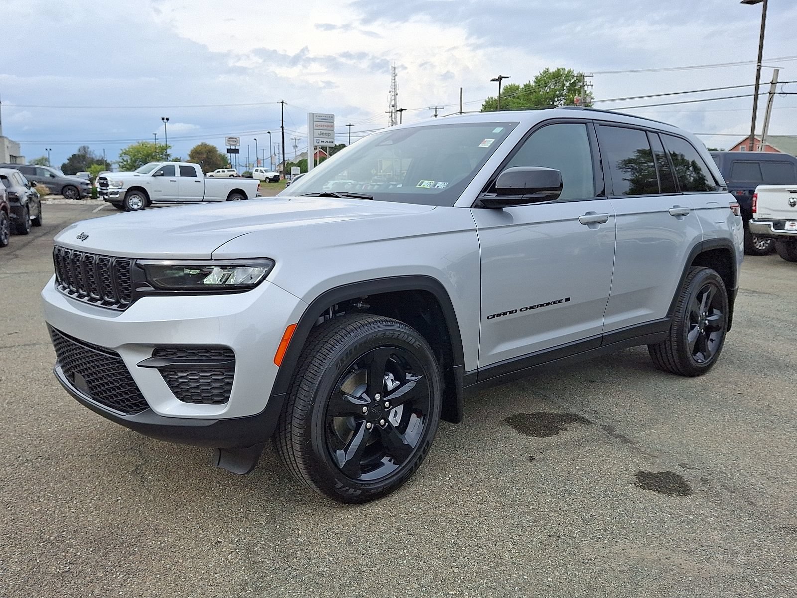 New 2025 Jeep Grand Cherokee Altitude AWD/4WD image 2