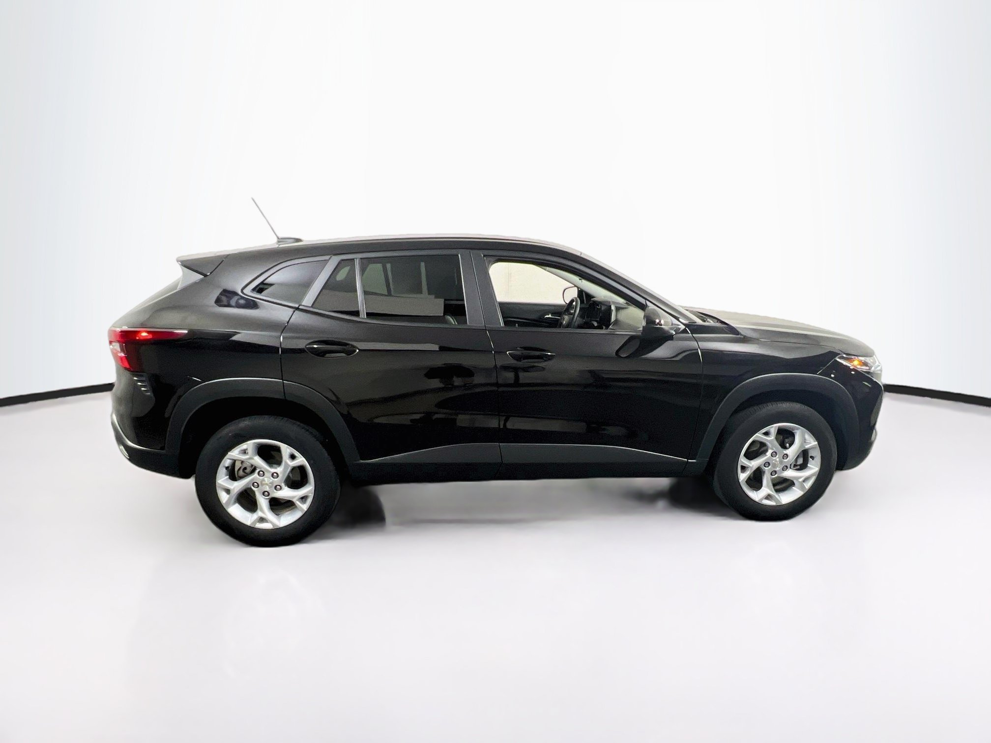 Used 2025 Chevrolet Trax LS w/ LS Convenience Package FWD image 4