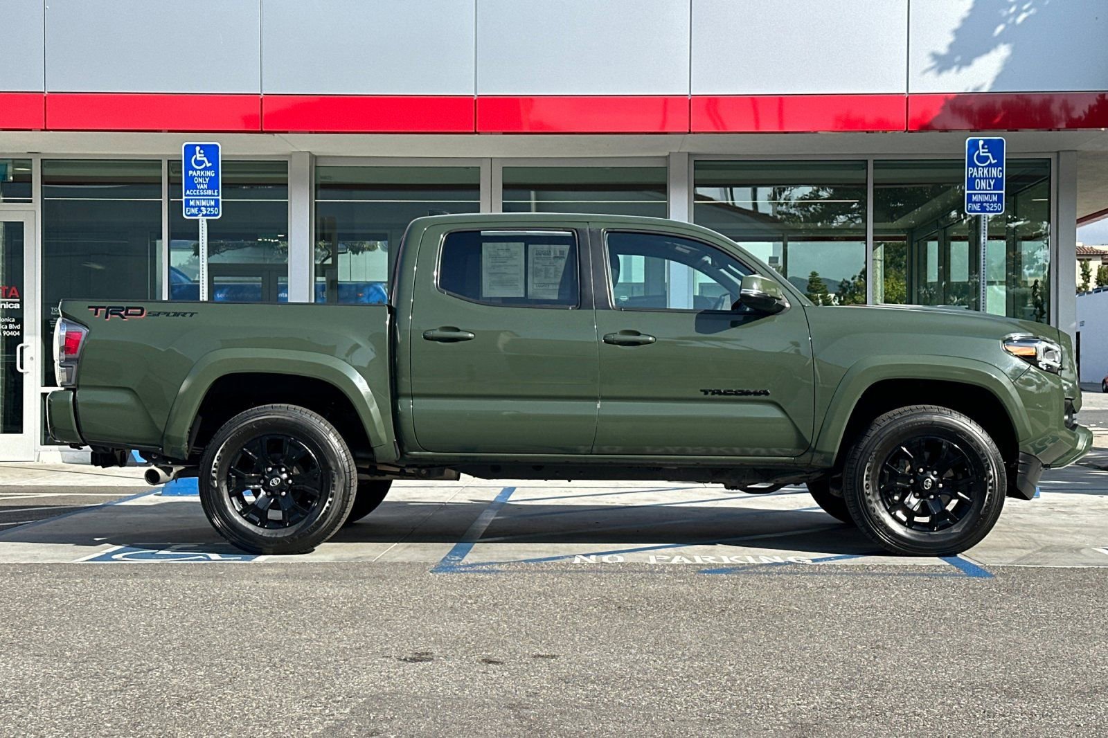 Used 2022 Toyota Tacoma TRD Sport w/ Technology Package RWD image 3