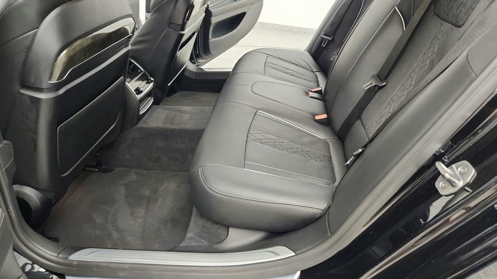 Used 2018 BMW 750i xDrive image 34