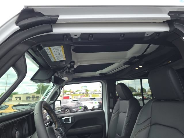 Used 2025 Jeep Wrangler Unlimited Sahara w/ Safety Group AWD/4WD image 14
