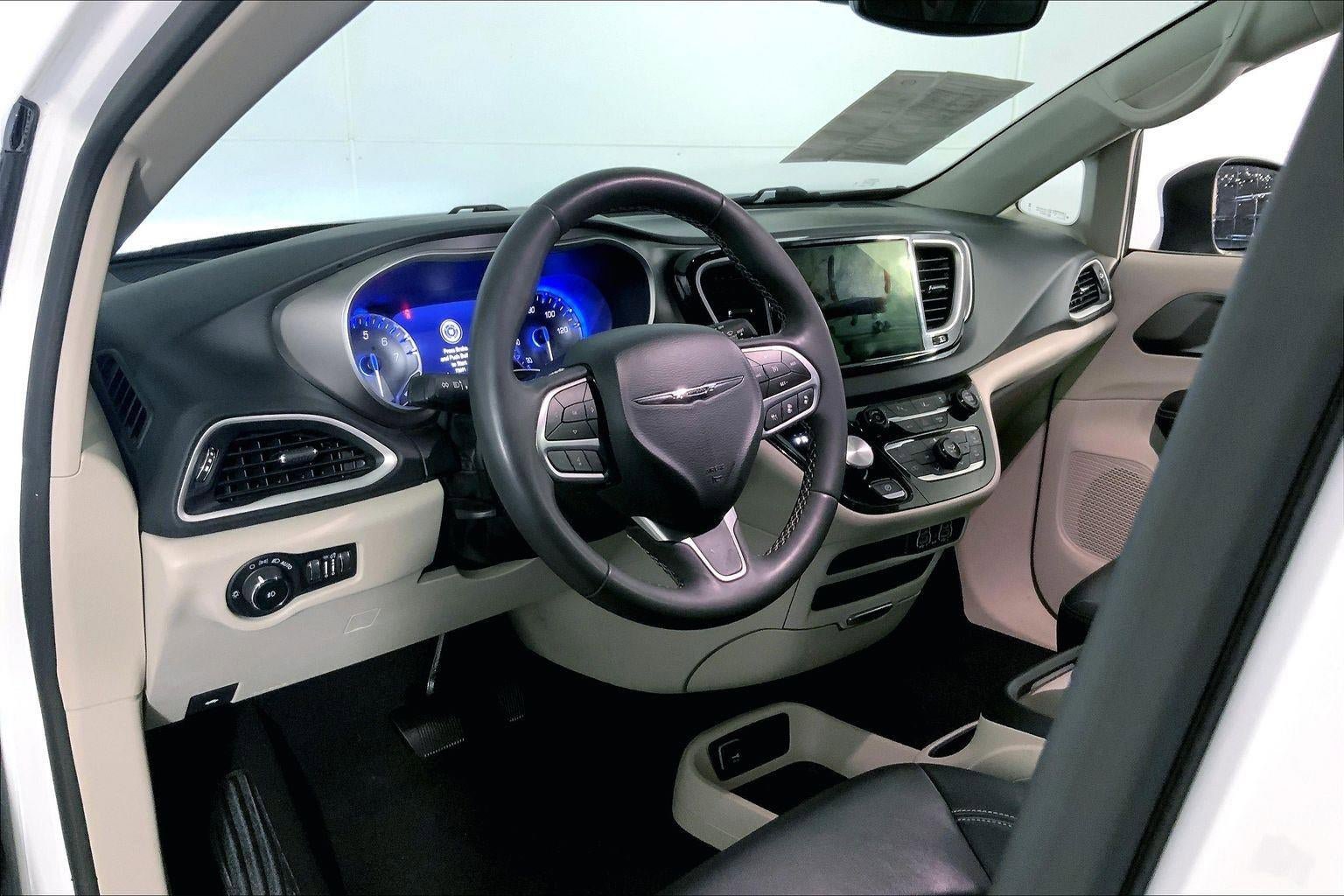 Used 2023 Chrysler Pacifica Touring-L FWD image 14