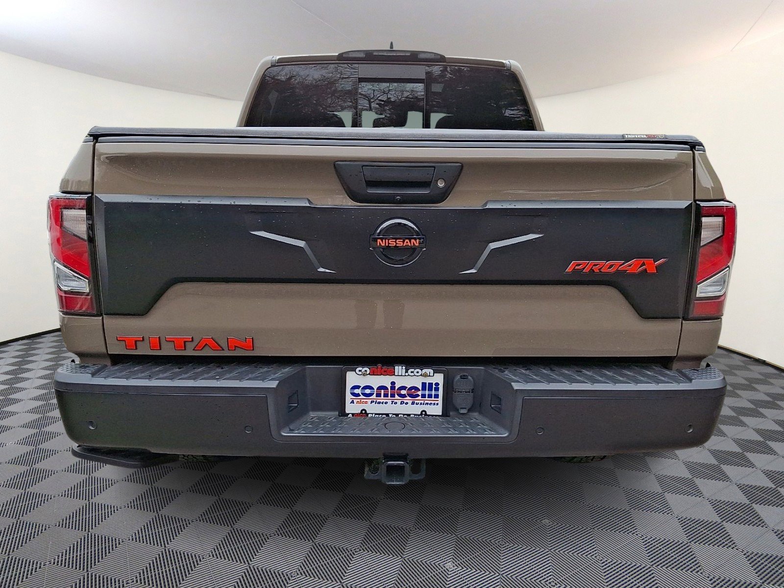 Used 2022 Nissan Titan PRO-4X w/ Pro-4x Convenience Package AWD/4WD image 5