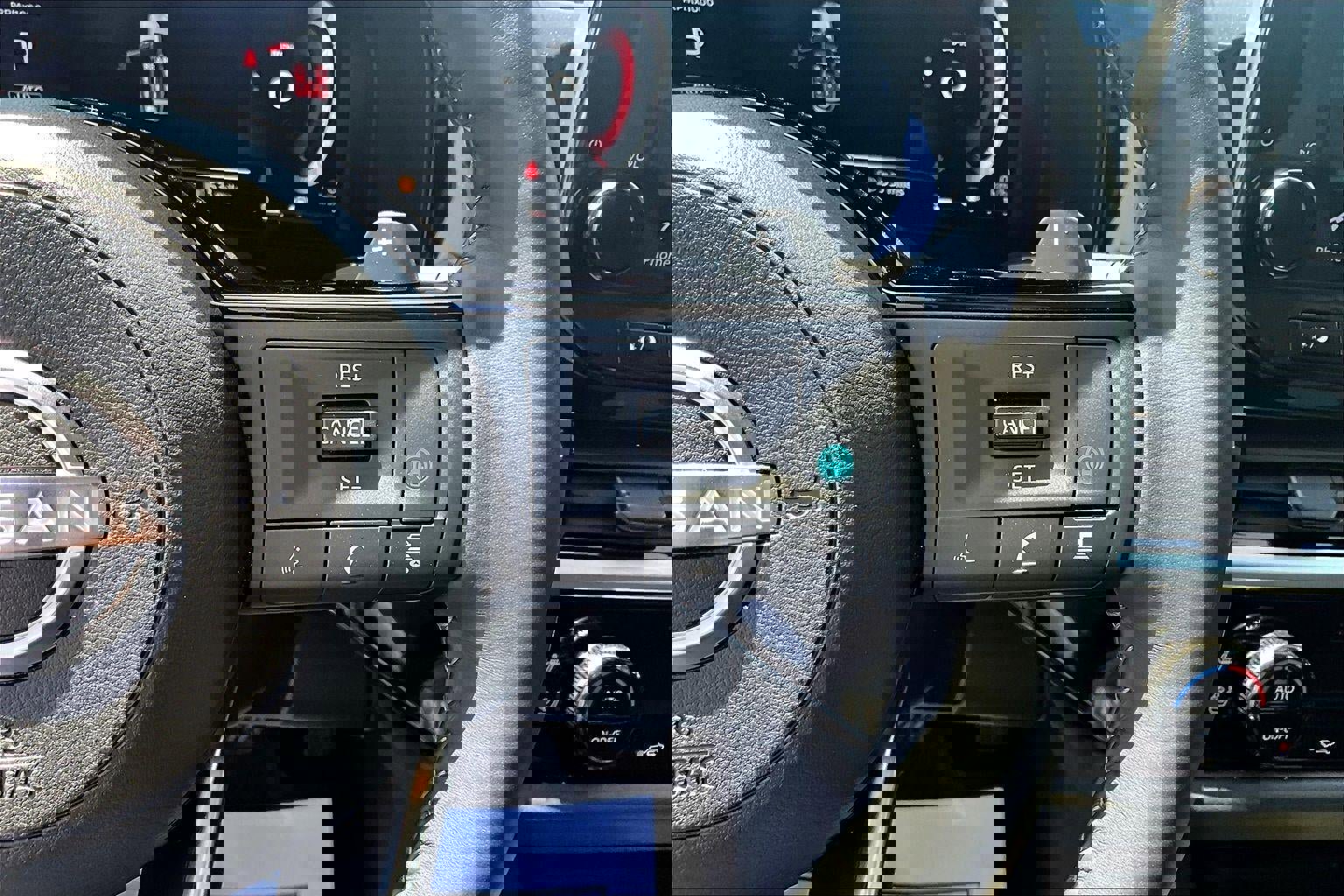 Used 2024 Nissan Pathfinder Platinum image 12