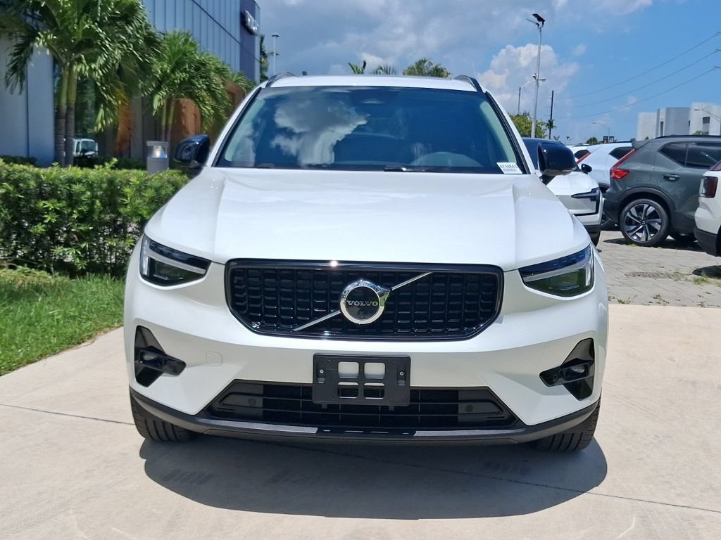 Certified 2026 Volvo XC40 B5 Plus AWD/4WD image 2