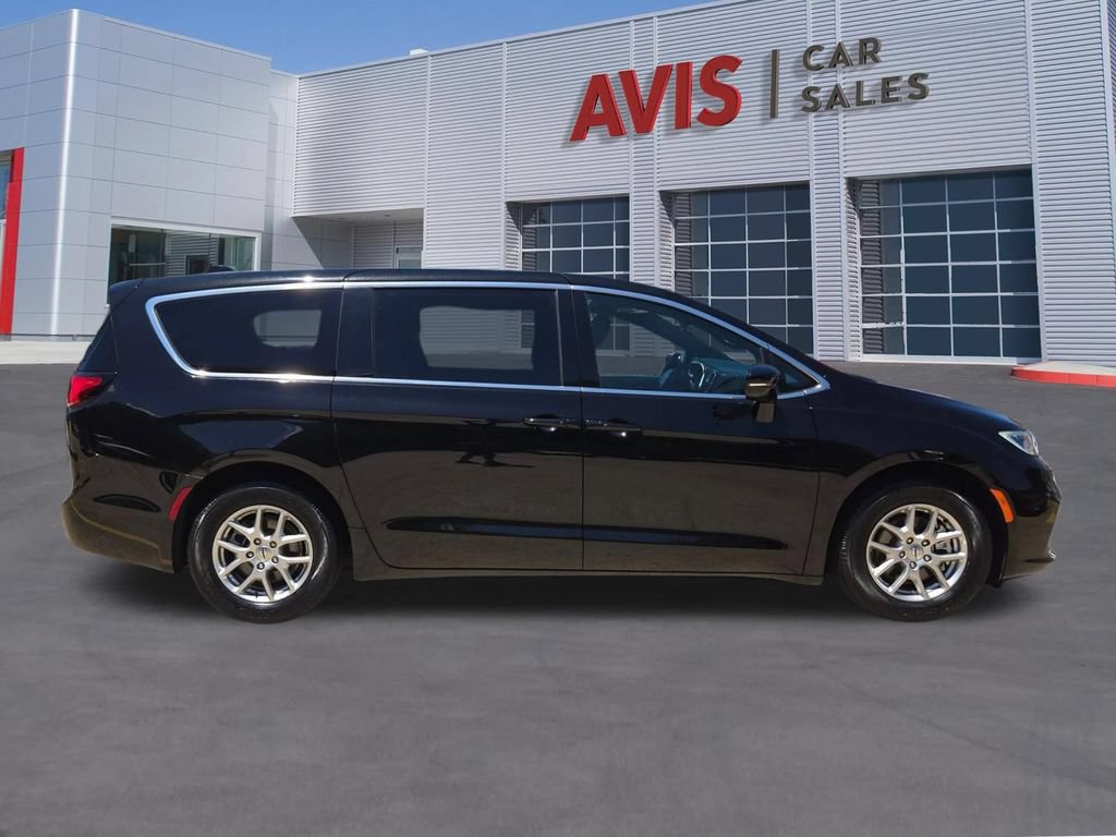 Used 2025 Chrysler Pacifica Select FWD image 7