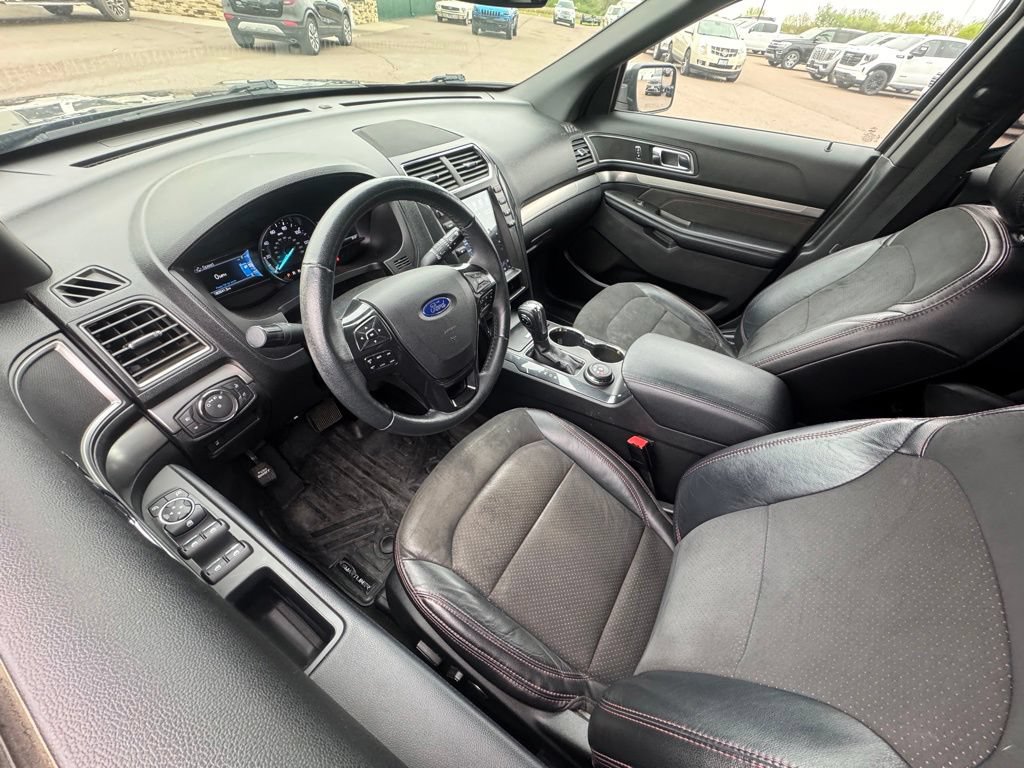 Used 2018 Ford Explorer XLT w/ Equipment Group 202A AWD/4WD image 2